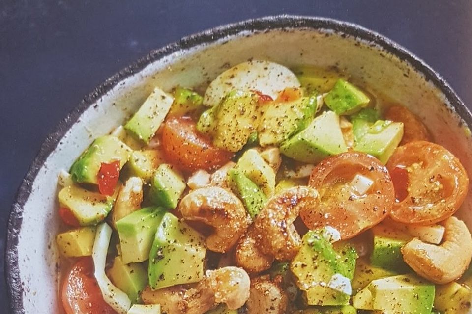 Avocadosalat mit Tomaten und Cashewkernen