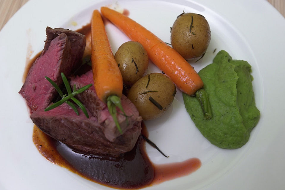 Rinderfilet an Rotweinsauce mit Rosmarinkartoffeln, Karotten und Erbsenpüree, für Vegetarier gefüllte Auberginenschiffchen mit Balsamico-Zwiebeln