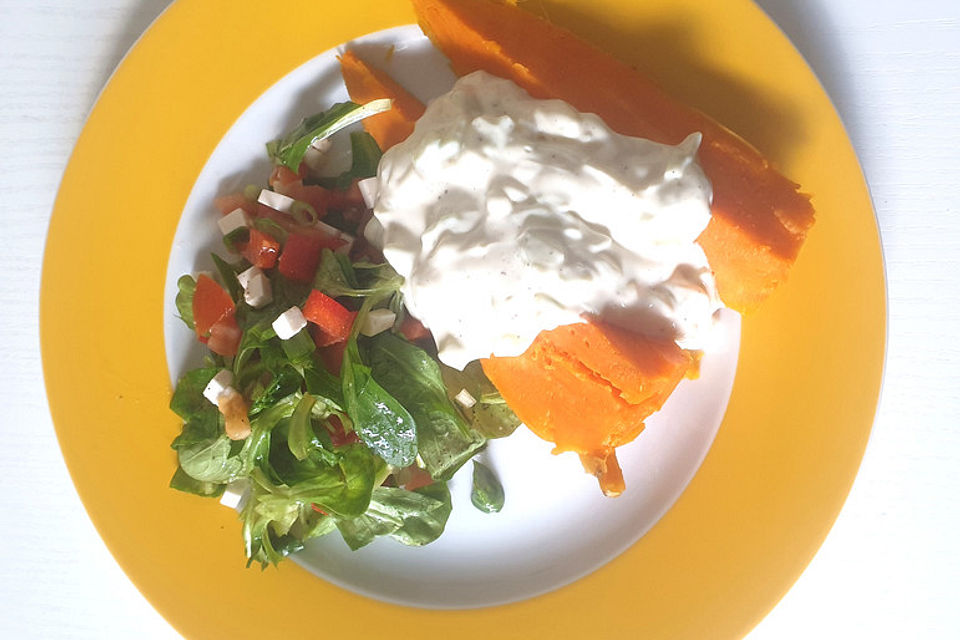 Süßkartoffeln mit veganem Tzatziki und Salat