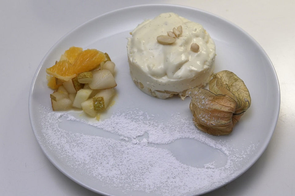 Joghurt-Limetten-Panna Cotta auf Cantucciniboden mit Ingwer-Obstsalat