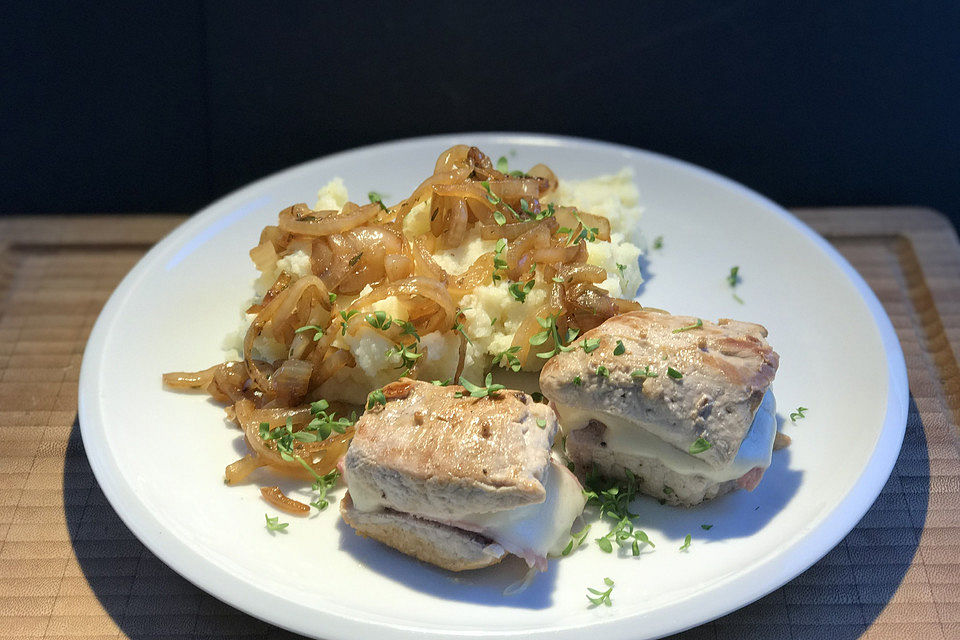 Cordon Bleu vom Schweinefilet mit Kartoffelstampf und Röstzwiebeln