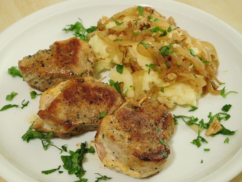 Cordon Bleu vom Schweinefilet mit Kartoffelstampf und Röstzwiebeln von ...