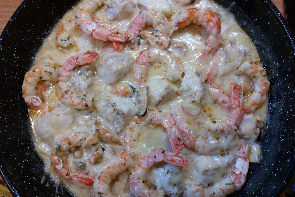 Fischpfanne mit Skrei, Garnelen, Muscheln und Champignons