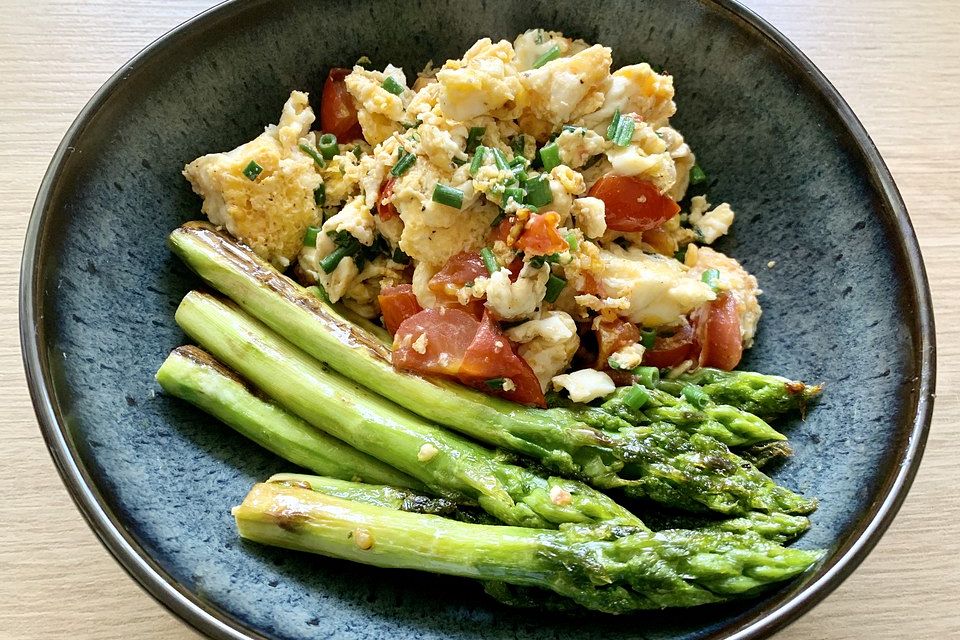 Grüner Spargel mit Rührei, Tomaten und Schnittlauch