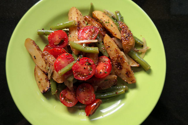 Warmer Kartoffelsalat mit gebratenen Senf Honig-Kartoffeln von ...