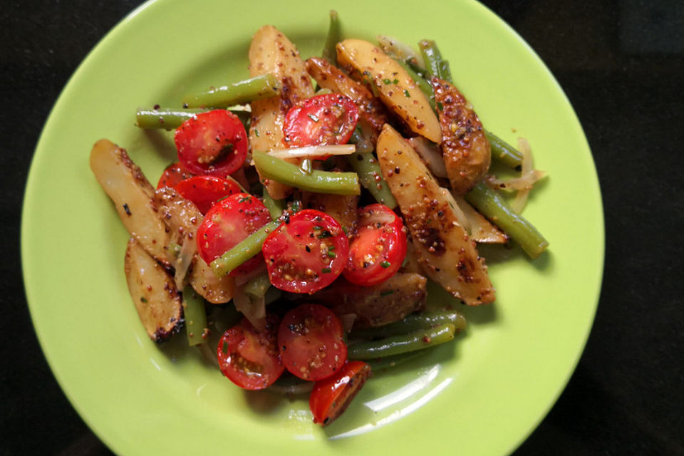 Warmer Kartoffelsalat mit gebratenen Senf Honig-Kartoffeln