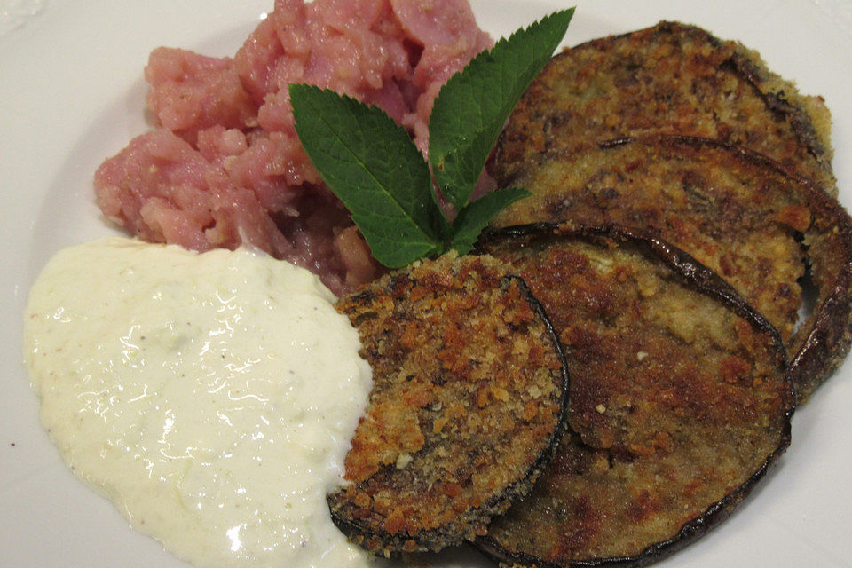 Auberginenschnitzel Gyros-Art mit rotem Kartoffelsalat und Knoblauchdip