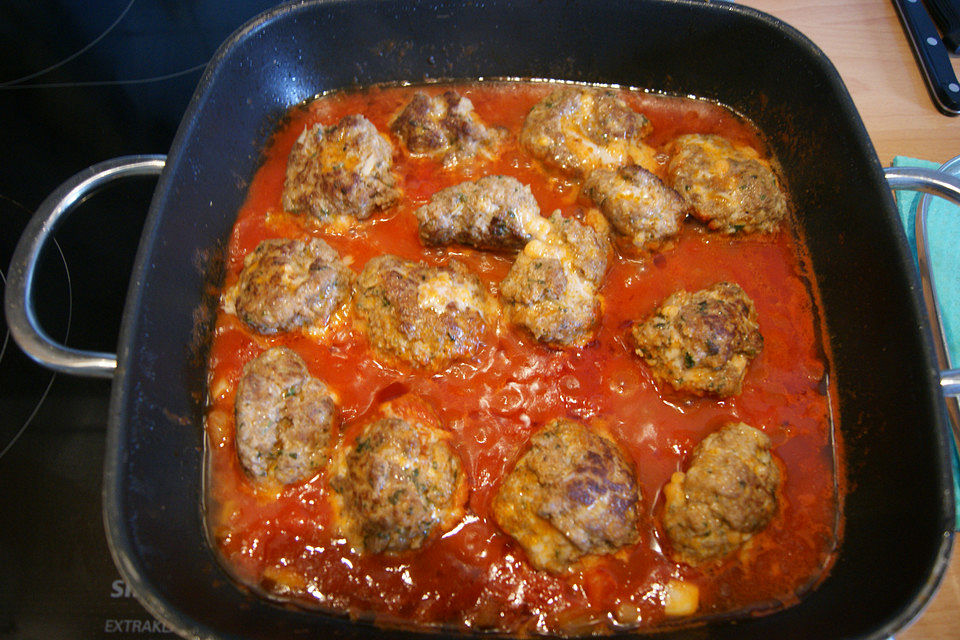 Hackbällchen in würziger Tomatensauce