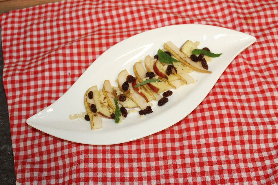 Birne-Apfel-Carpaccio mit Rosinen, Mandeln und Zitronenmelisse