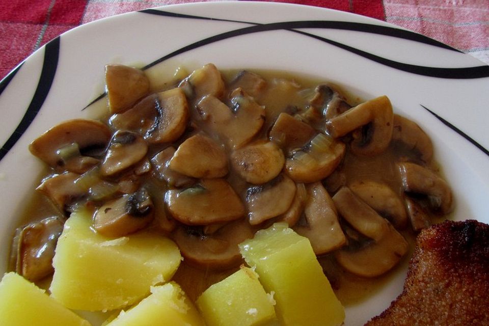 Champignons mit Weißwein und Zwiebeln