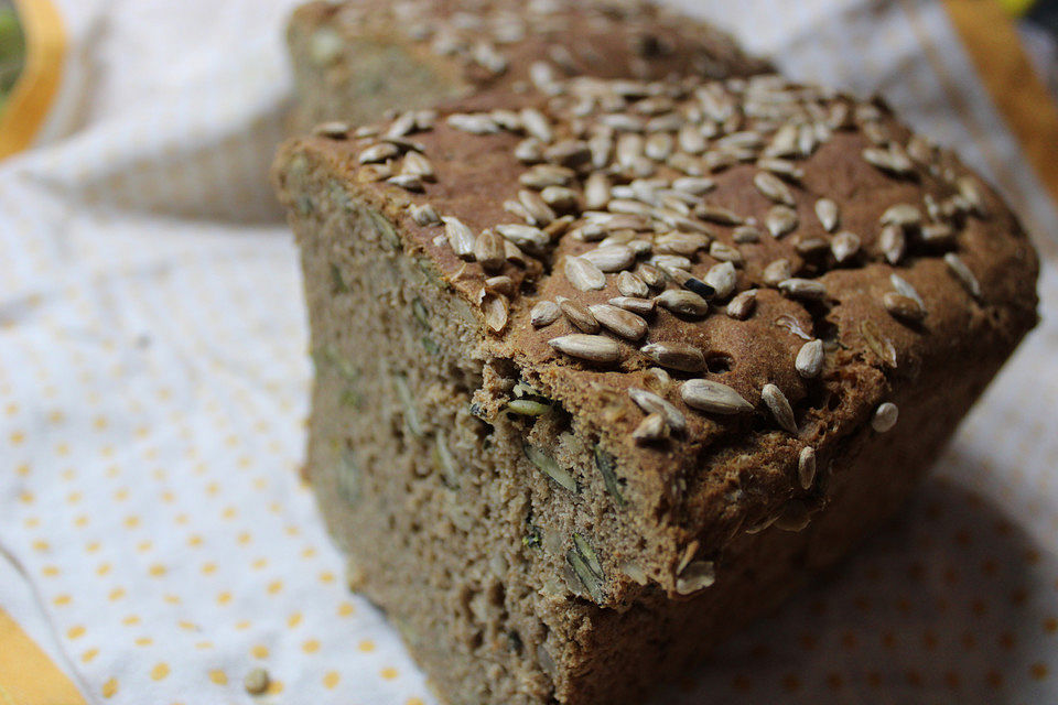Dinkelbrot mit Samen Dinkelbrot mit Samen