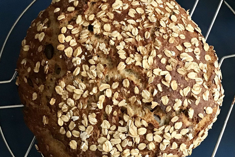 Quarkbrot mit Haferflocken und Walnüssen