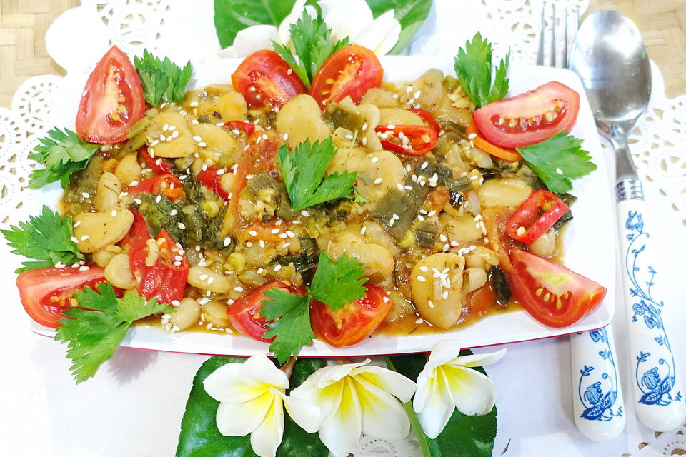 Würzige, balinesische, weiße Bohnen mit Kailan und Tomaten