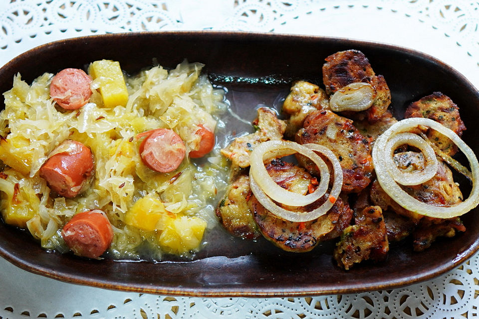 Ananaskraut mit Schübling und gebratenen Brezenknödel