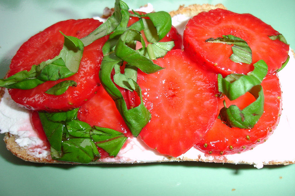 Crostini mit Ziegenfrischkäse und marinierten Erdbeeren