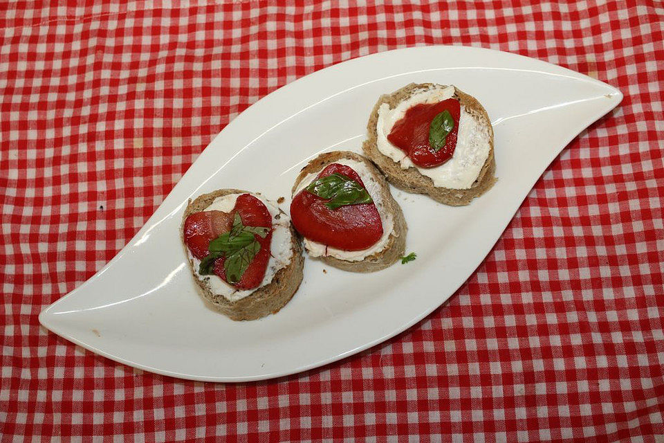 Crostini mit Ziegenfrischkäse und marinierten Erdbeeren