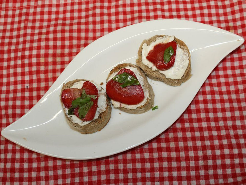 Crostini mit Ziegenfrischkäse und marinierten Erdbeeren von dodith ...