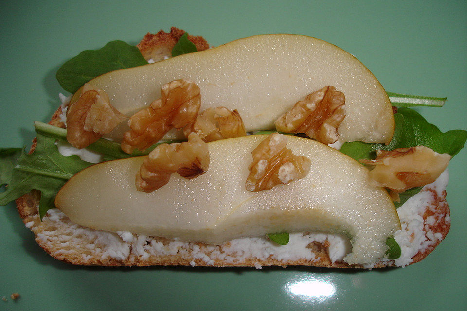 Crostini mit Ziegenfrischkäse, Birne und Walnuss