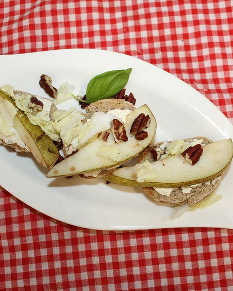 Crostini mit Ziegenfrischkäse und marinierten Erdbeeren von dodith Crostini mit Ziegenfrischkäse und marinierten Erdbeeren von dodith