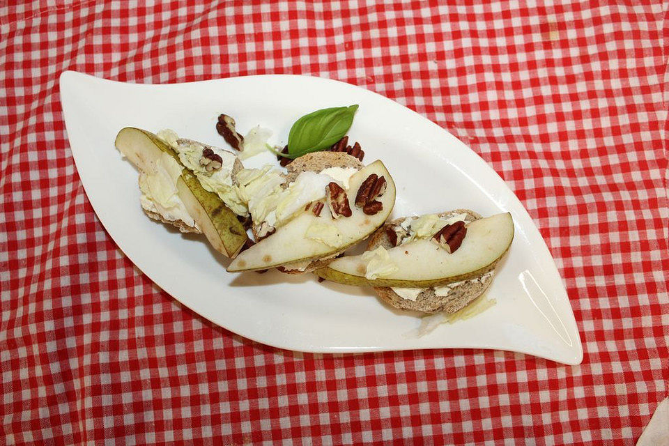 Crostini mit Ziegenfrischkäse, Birne und Walnuss