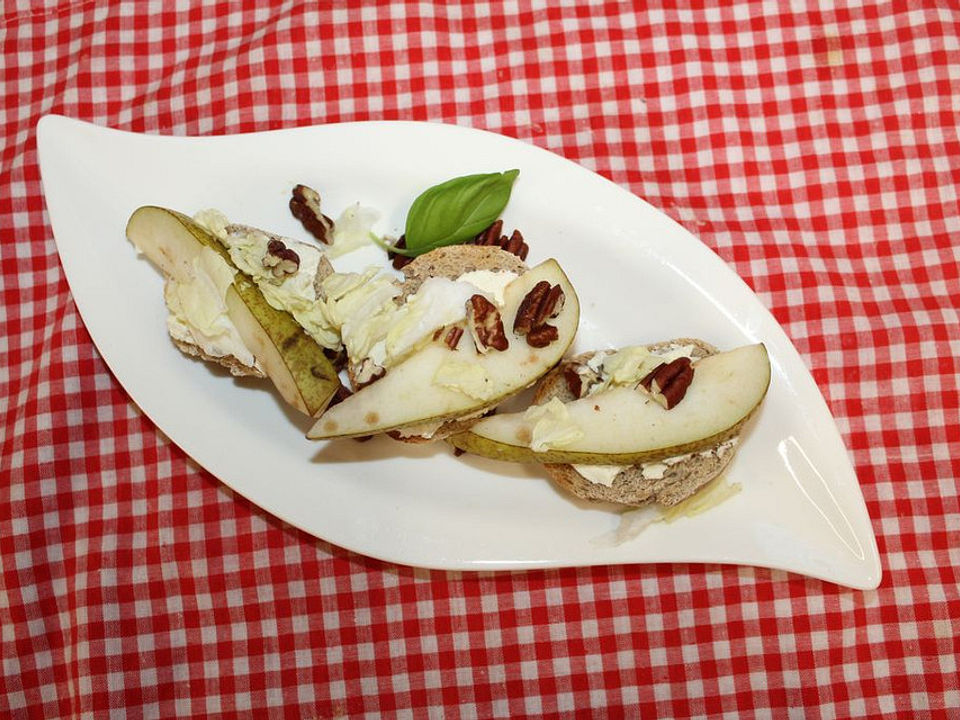 Crostini mit Ziegenfrischkäse, Birne und Walnuss von dodith| Chefkoch