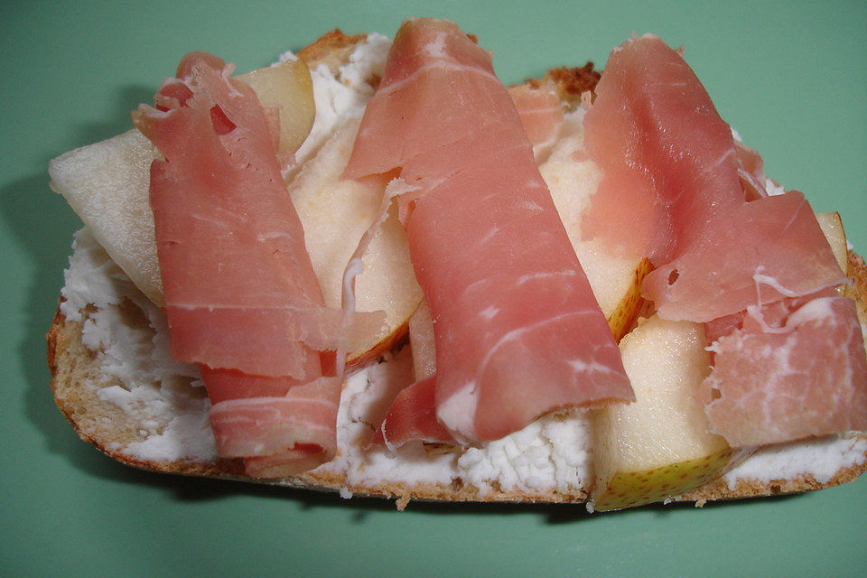 Crostini mit Ziegenfrischkäse, Birne und Schinken