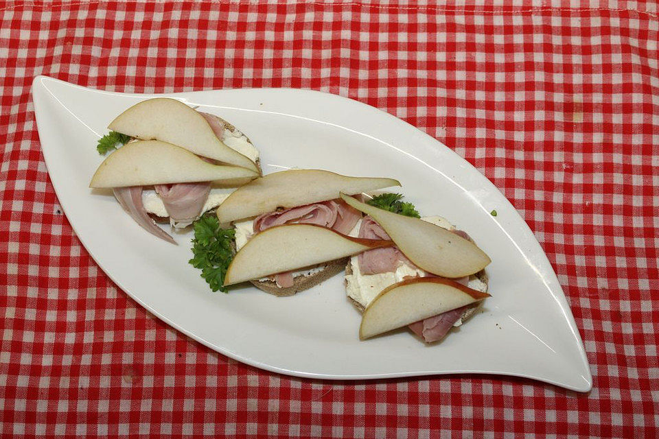 Crostini mit Ziegenfrischkäse, Birne und Schinken