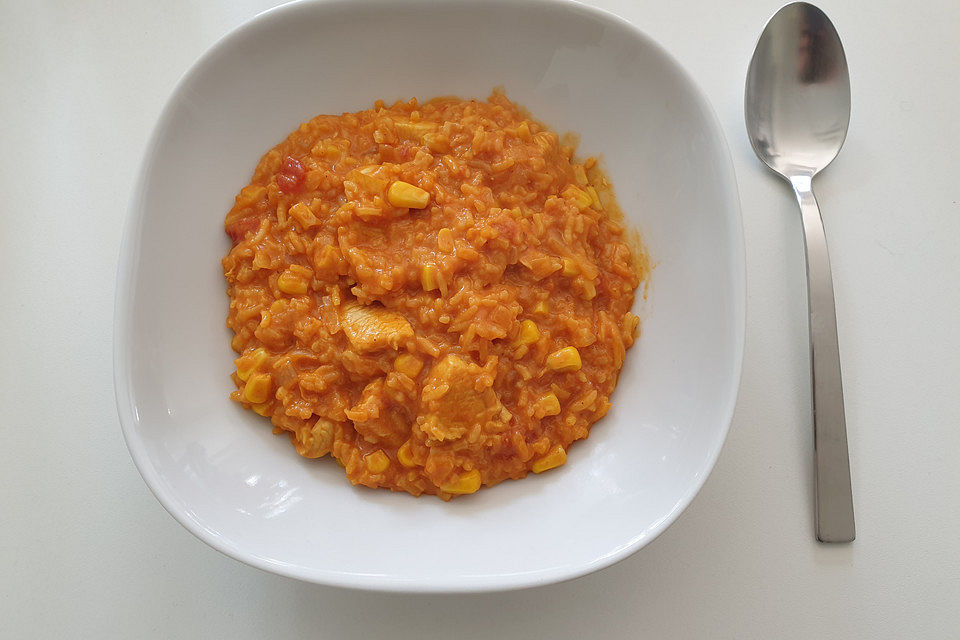 Reis-Kokoshühnchen mit Mais und Tomaten