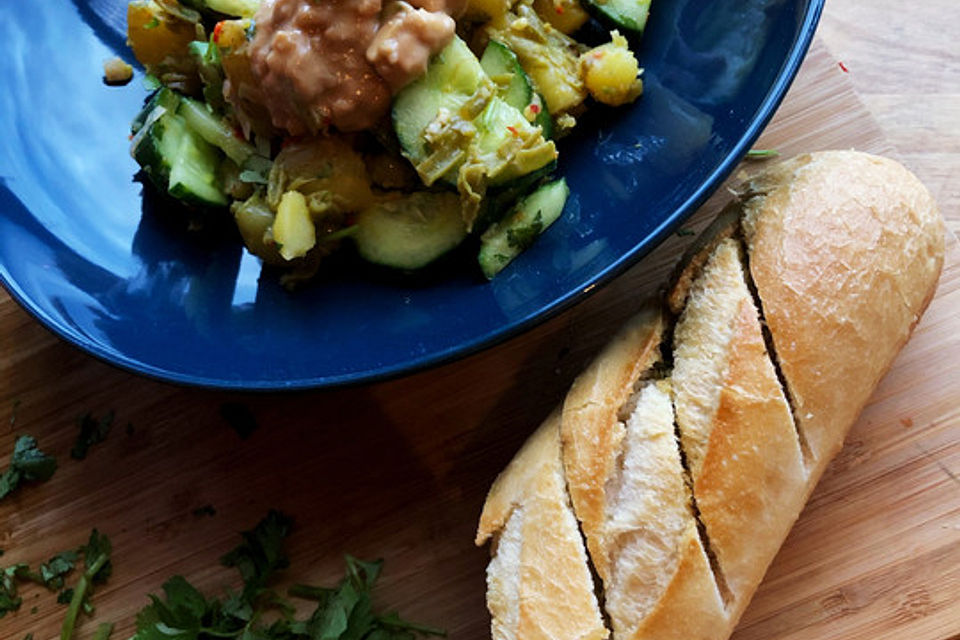 Gado Gado - indonesischer Salat mit Kartoffeln, Bohnen und Erdnusssoße