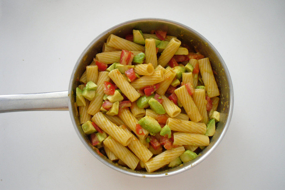 Avocado-Tomaten-Nudeln mit Harissa