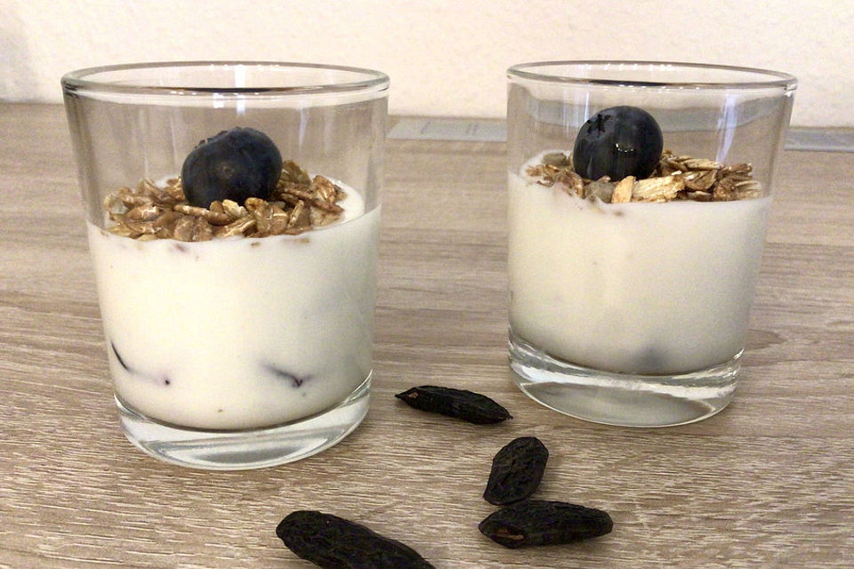 Heidelbeer-Tonka-Dickmilch mit gerösteten Mandelblättchen