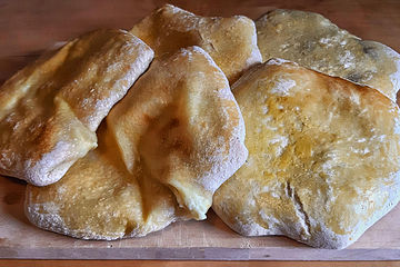 Lobiani und Hatschipuri - gefülltes georgisches Brot mit Bohnen oder mit Käse