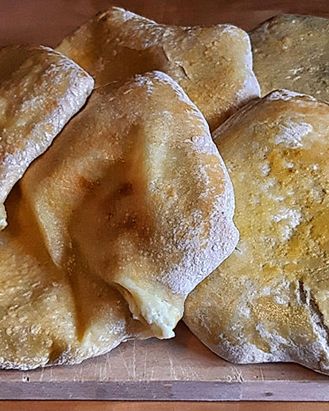 Lobiani und Hatschipuri - gefülltes georgisches Brot mit Bohnen oder mit Käse