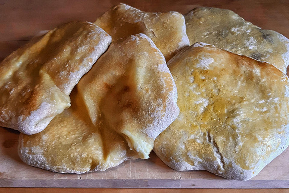 Lobiani und Hatschipuri - gefülltes georgisches Brot mit Bohnen oder mit Käse