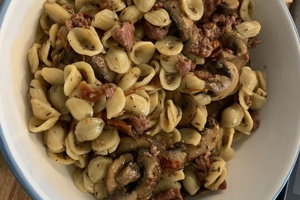 Orecchiette con Salsiccia, Funghi e Pomodori