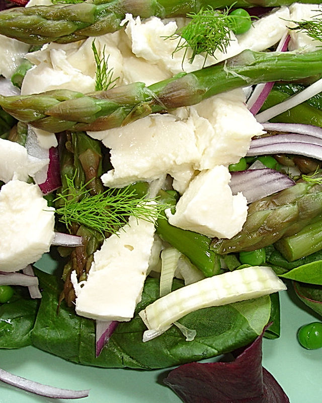 Salat mit Spargel, Erbsen, Fenchel und Mozzarella