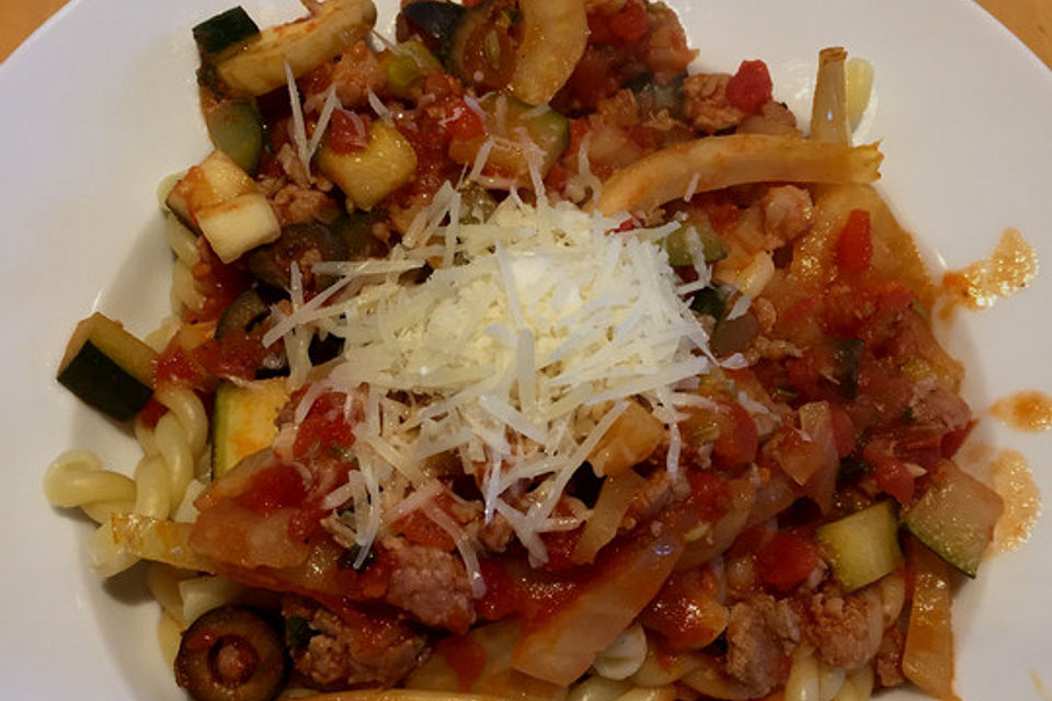 Ragout mit Salsiccia zu Pasta