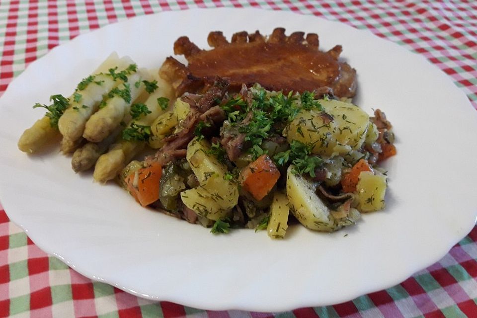 Warmer Kartoffelsalat mit Schinken und Zwiebeln