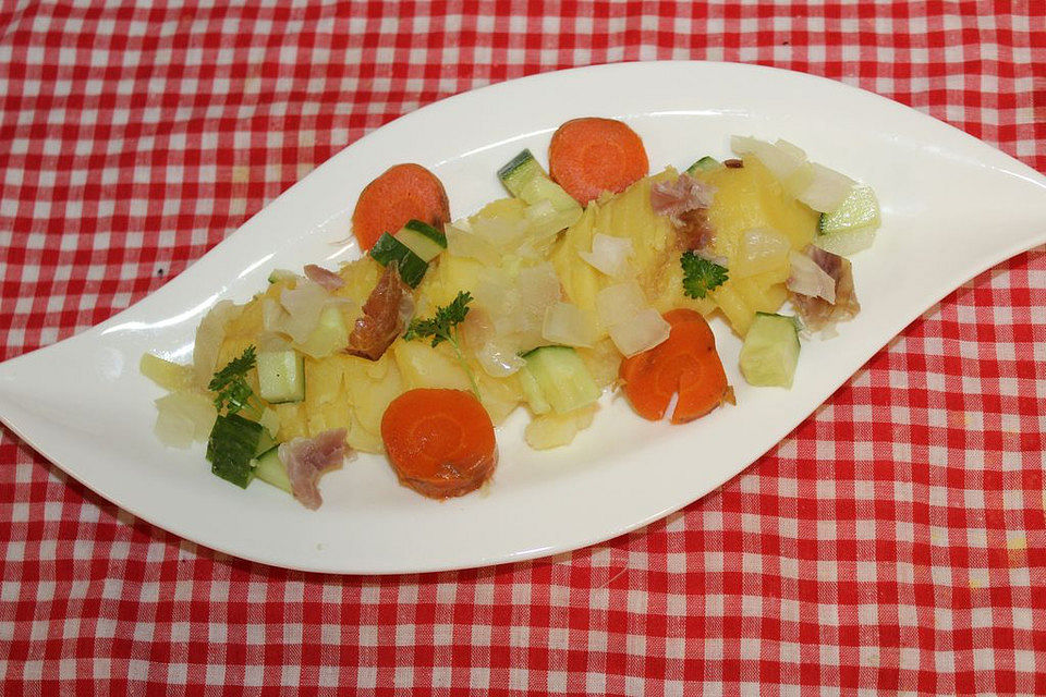 Warmer Kartoffelsalat mit Schinken und Zwiebeln