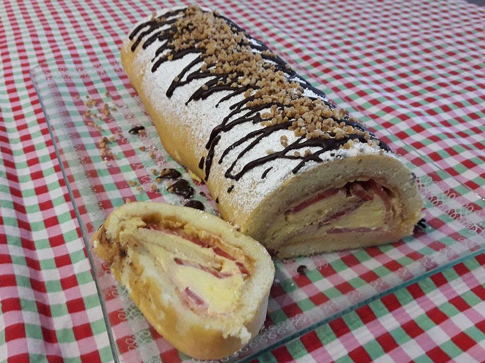Biskuitrolle mit Erdbeeren und Vanillecreme von eisbobby| Chefkoch