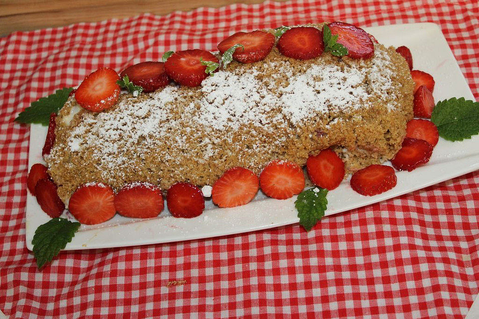 Biskuitrolle mit Erdbeeren und Vanillecreme Biskuitrolle mit Erdbeeren und Vanillecreme