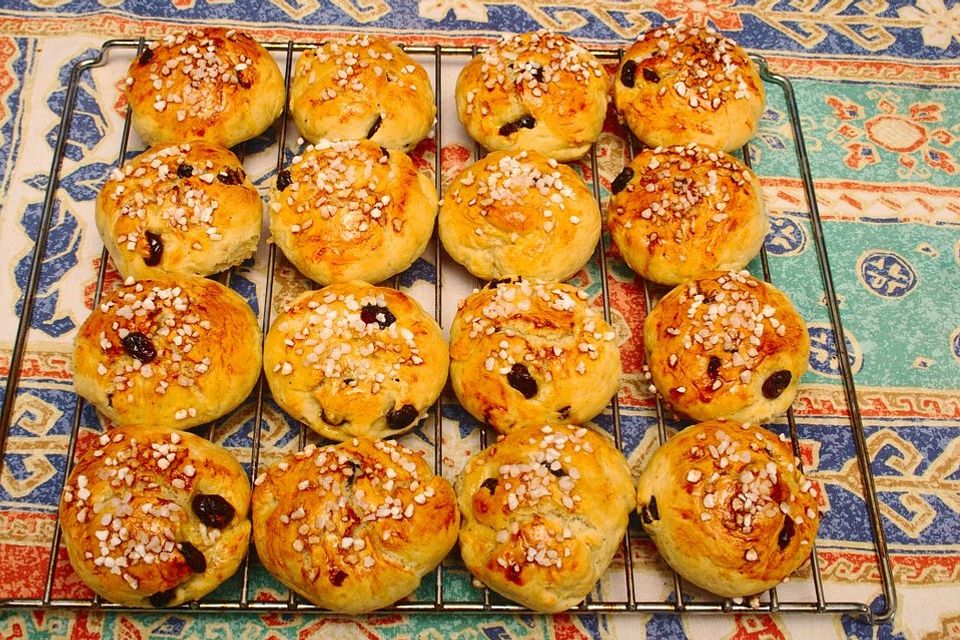 Schwedische Bullar - süße Brötchen mit Dinkelmehl und Cranberries