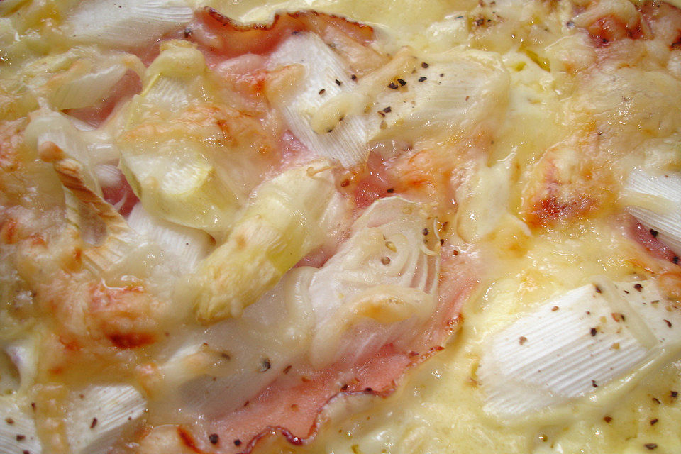 Flammkuchen mit Spargel und Kochschinken