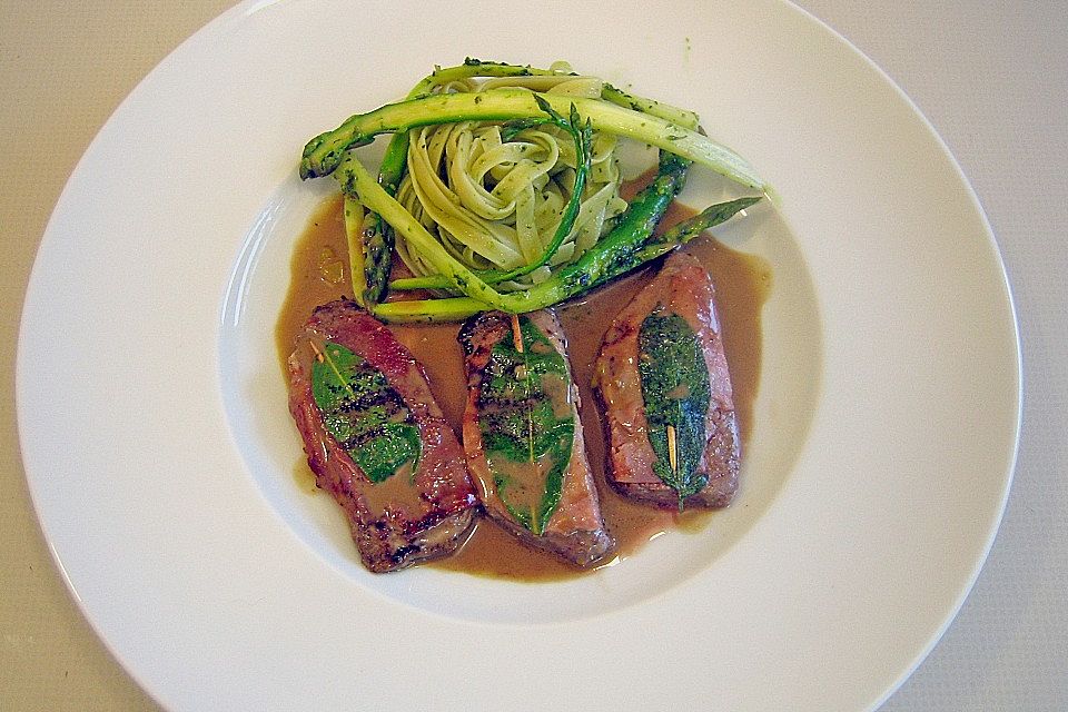 Saltimbocca vom Hirschkalb mit Lorbeer und Spargel - Tagliatelle