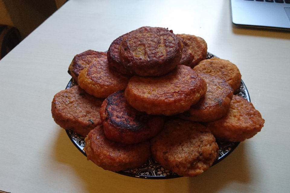 Vegane Burgerpatties oder Bouletten aus Couscous und Linsen