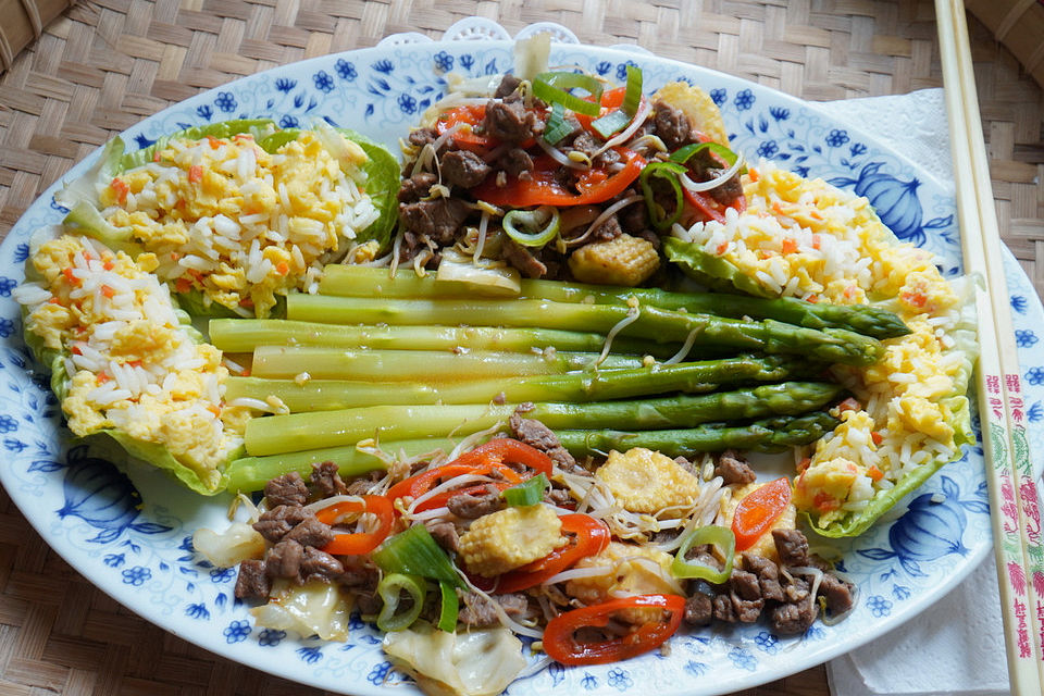 Grüner Spargel mit Rindfleisch und Mandarin-Blütenreis