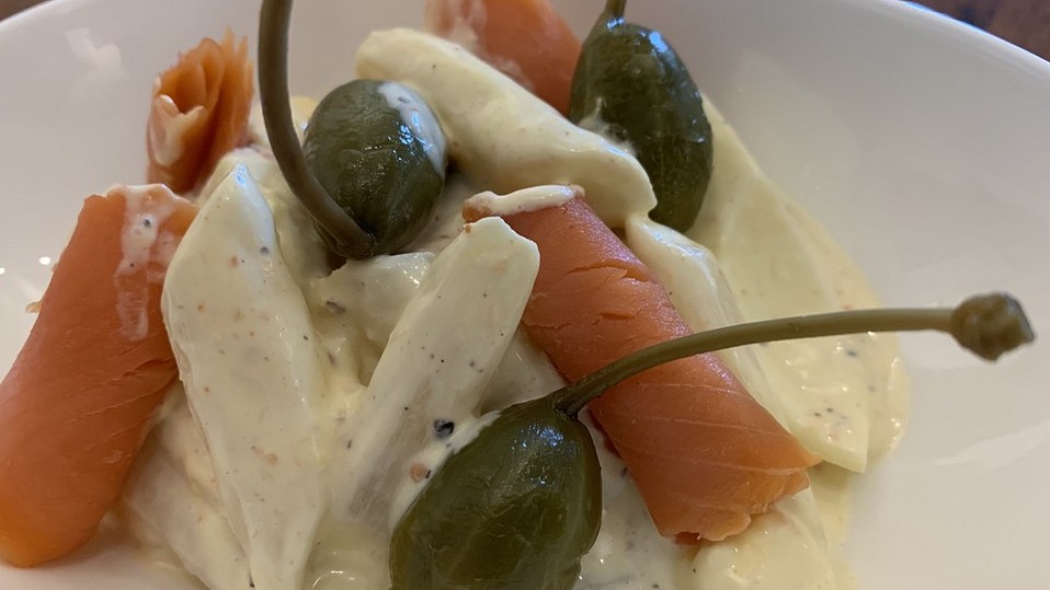 Spargelsalat mit Räucherlachs und Ei von pro-vit