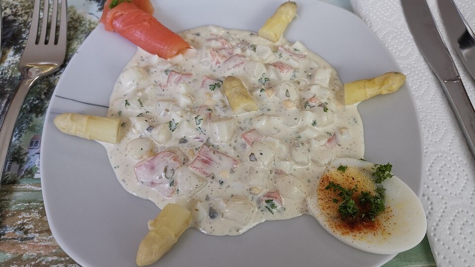 Spargelsalat mit Räucherlachs und Ei von pro-vit