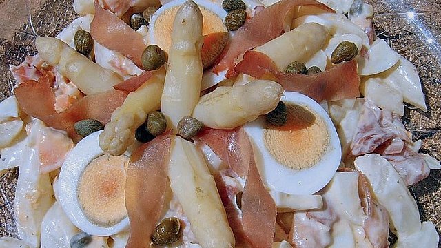 Spargelsalat mit Räucherlachs und Ei von pro-vit