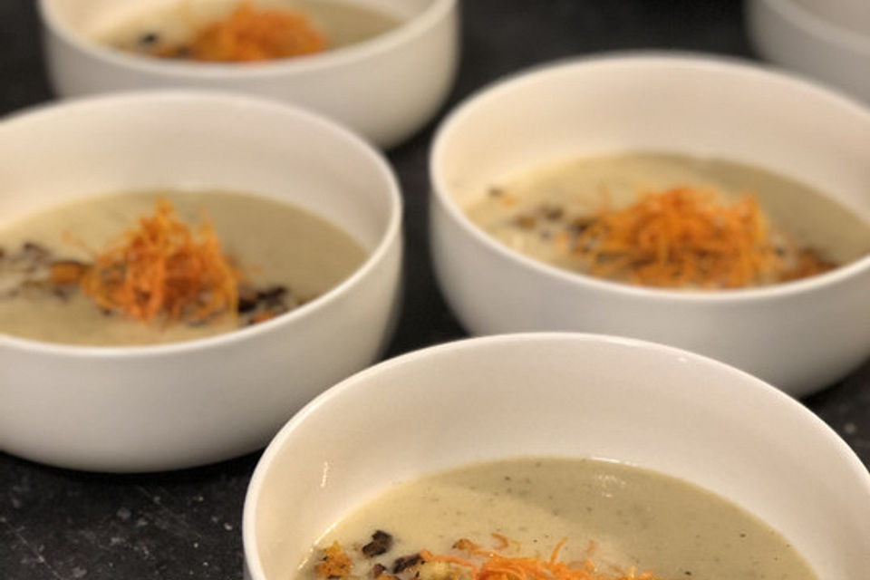 Selleriecremesuppe mit Möhrenstroh und Croutons